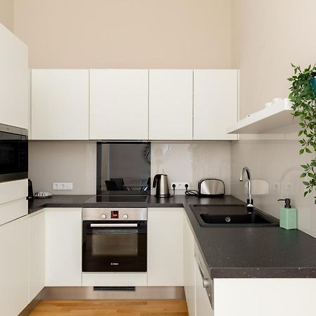 Lovely 2-Bedroom Apartment At The Vaci Street Budapest Exterior photo