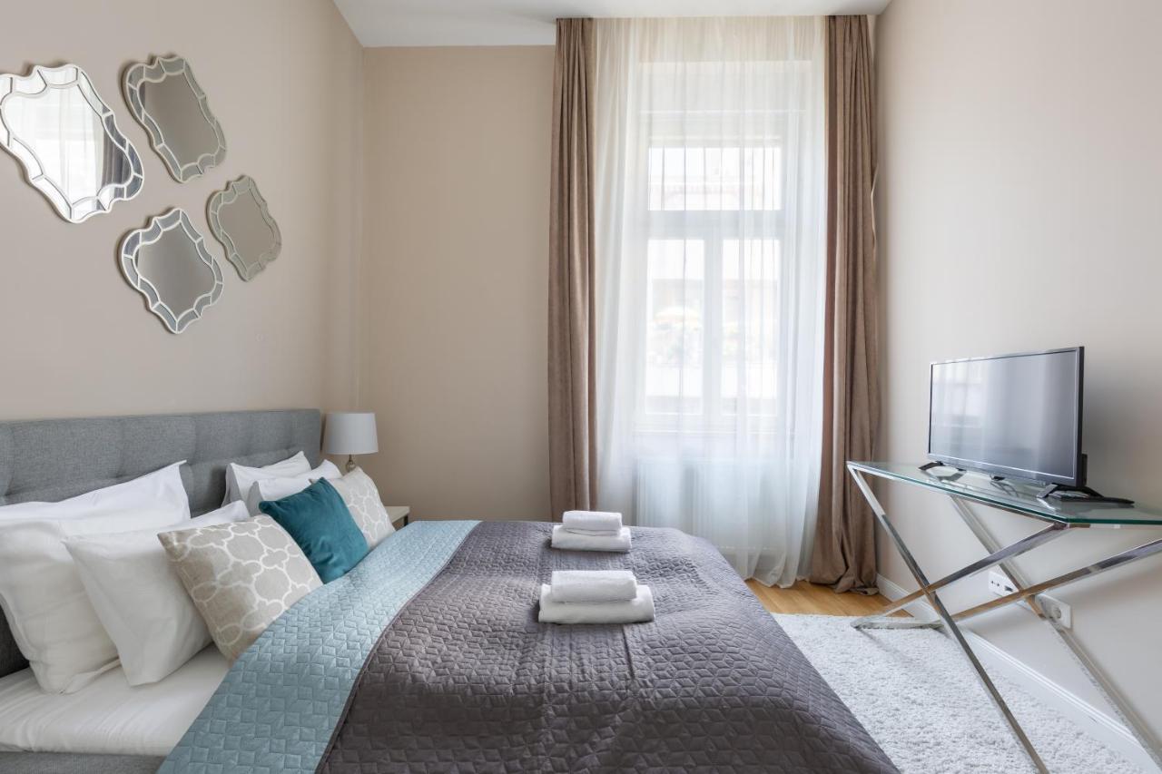 Lovely 2-Bedroom Apartment At The Vaci Street Budapest Exterior photo