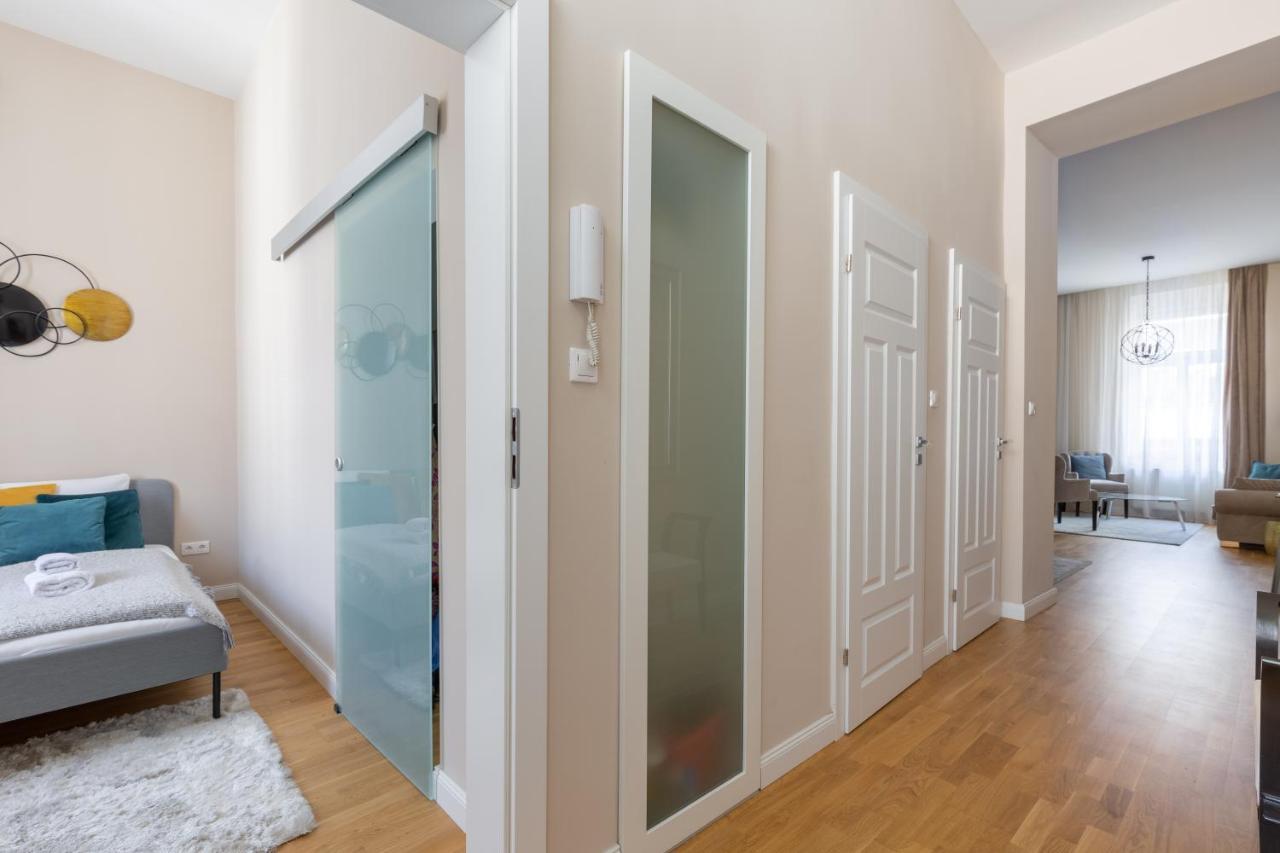 Lovely 2-Bedroom Apartment At The Vaci Street Budapest Exterior photo