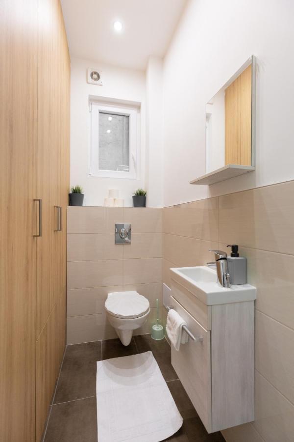 Lovely 2-Bedroom Apartment At The Vaci Street Budapest Exterior photo
